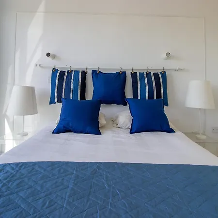 Seafront Stylish Apt, アパート